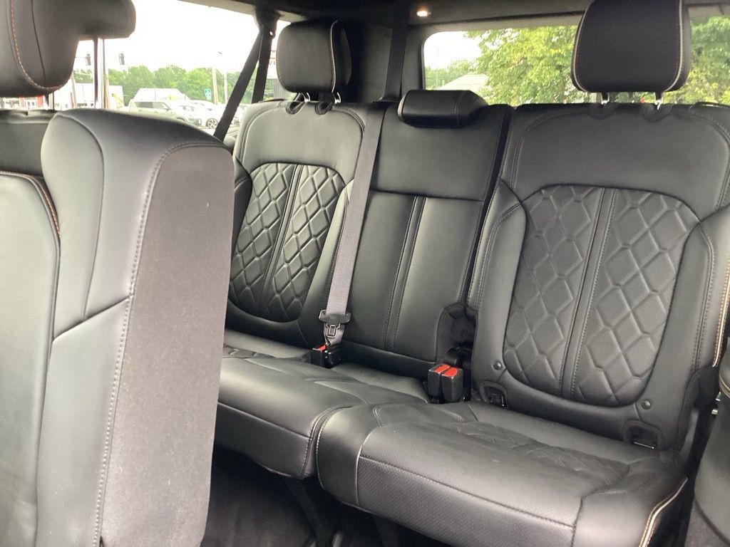 Used 2023 Jeep Grand Wagoneer L Series III w/ Rear Seat Video Group 1 AWD/4WD image 17