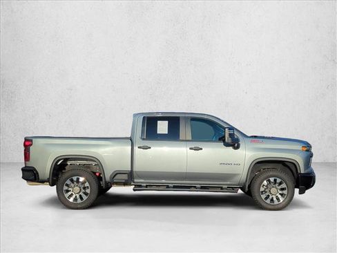 Used 2024 Chevrolet Silverado 2500 Custom w/ Custom Value Package image 4