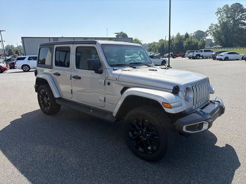 Used 2022 Jeep Wrangler Unlimited Sahara AWD/4WD image 8