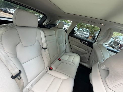 Used 2021 Volvo XC60 T6 Momentum AWD/4WD image 13