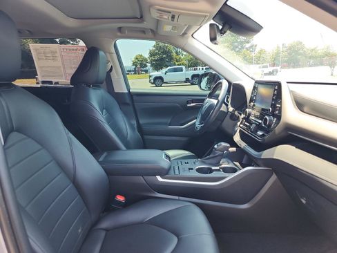 Used 2020 Toyota Highlander XLE AWD/4WD image 7