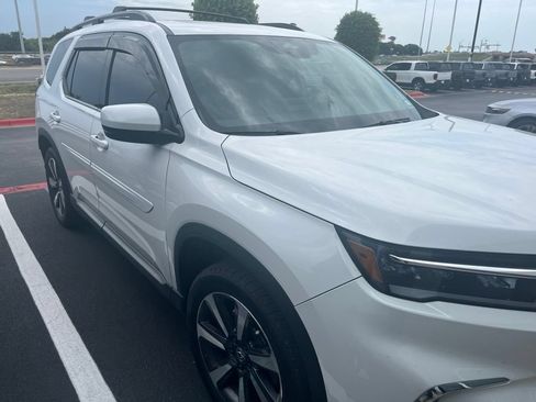 Used 2024 Honda Pilot Touring image 3