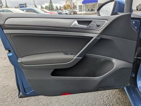 Used 2019 Volkswagen Golf S image 10