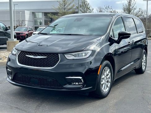 New 2026 Chrysler Pacifica Select image 3