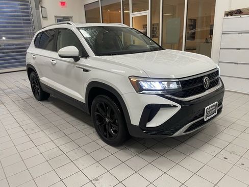 Certified 2022 Volkswagen Taos SE w/ Panoramic Sunroof Package image 5