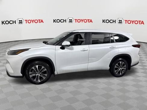 Used 2023 Toyota Highlander XLE image 4