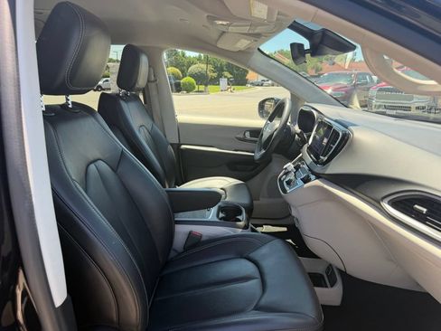 Used 2024 Chrysler Pacifica Touring-L FWD image 31