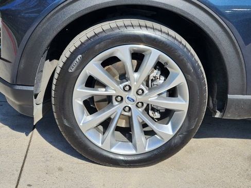 Used 2023 Ford Explorer Platinum w/ Premium Technology Package image 18