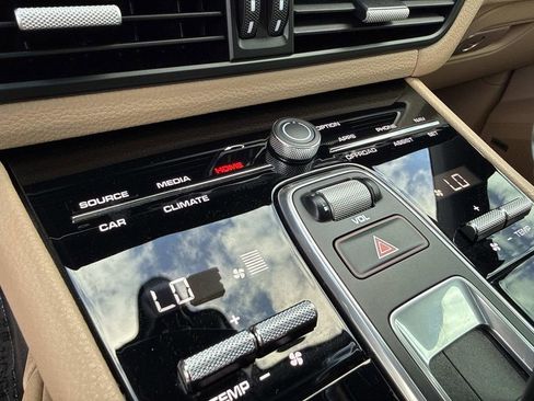 Used 2020 Porsche Cayenne image 37
