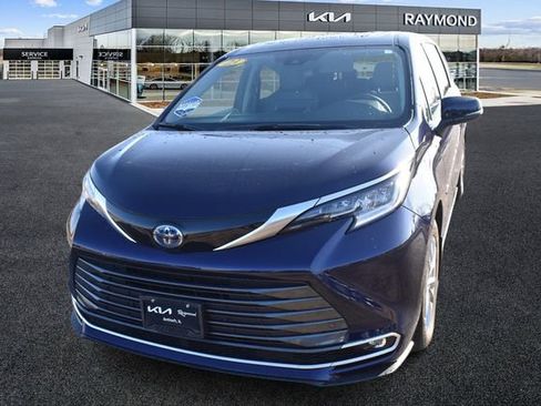 Used 2023 Toyota Sienna Limited image 7