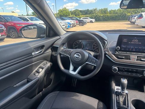 Used 2025 Nissan Altima 2.5 SV FWD image 33
