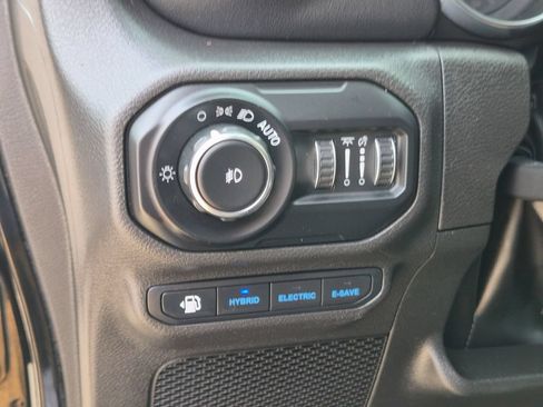 Used 2022 Jeep Wrangler Unlimited Sahara w/ Cold Weather Group AWD/4WD image 14