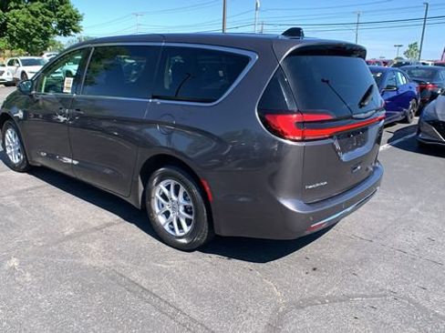 Used 2023 Chrysler Pacifica Touring-L FWD image 3