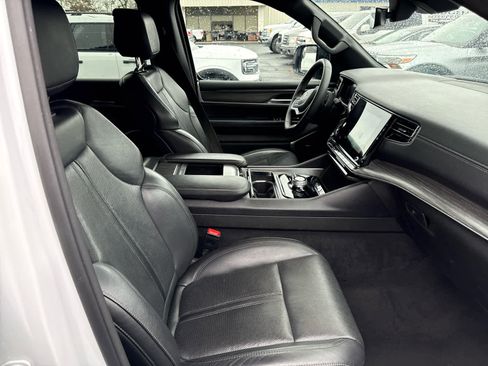 Used 2023 Jeep Wagoneer L Series II image 5