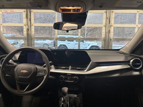 Used 2025 Chevrolet Trax LT image 31