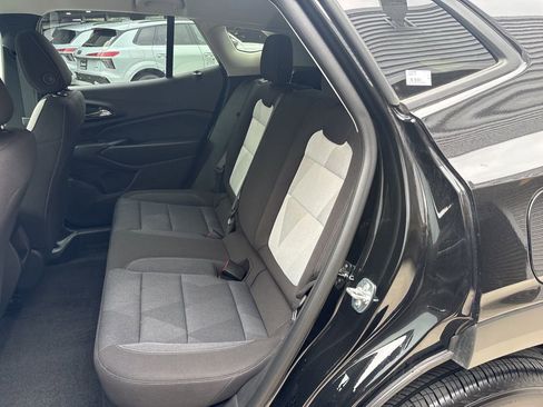 Used 2025 Chevrolet Trax LS w/ LS Convenience Package FWD image 14