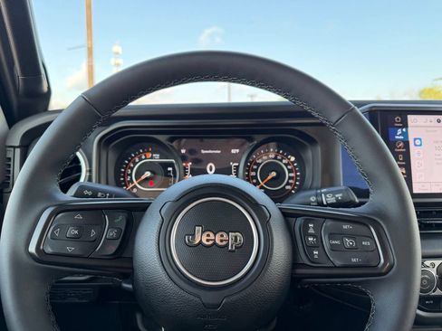 Used 2025 Jeep Gladiator Sport AWD/4WD image 15