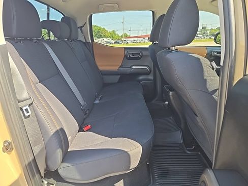 Used 2018 Toyota Tacoma SR5 AWD/4WD image 20