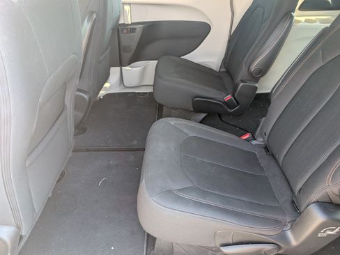 Used 2019 Chrysler Pacifica LX FWD image 7