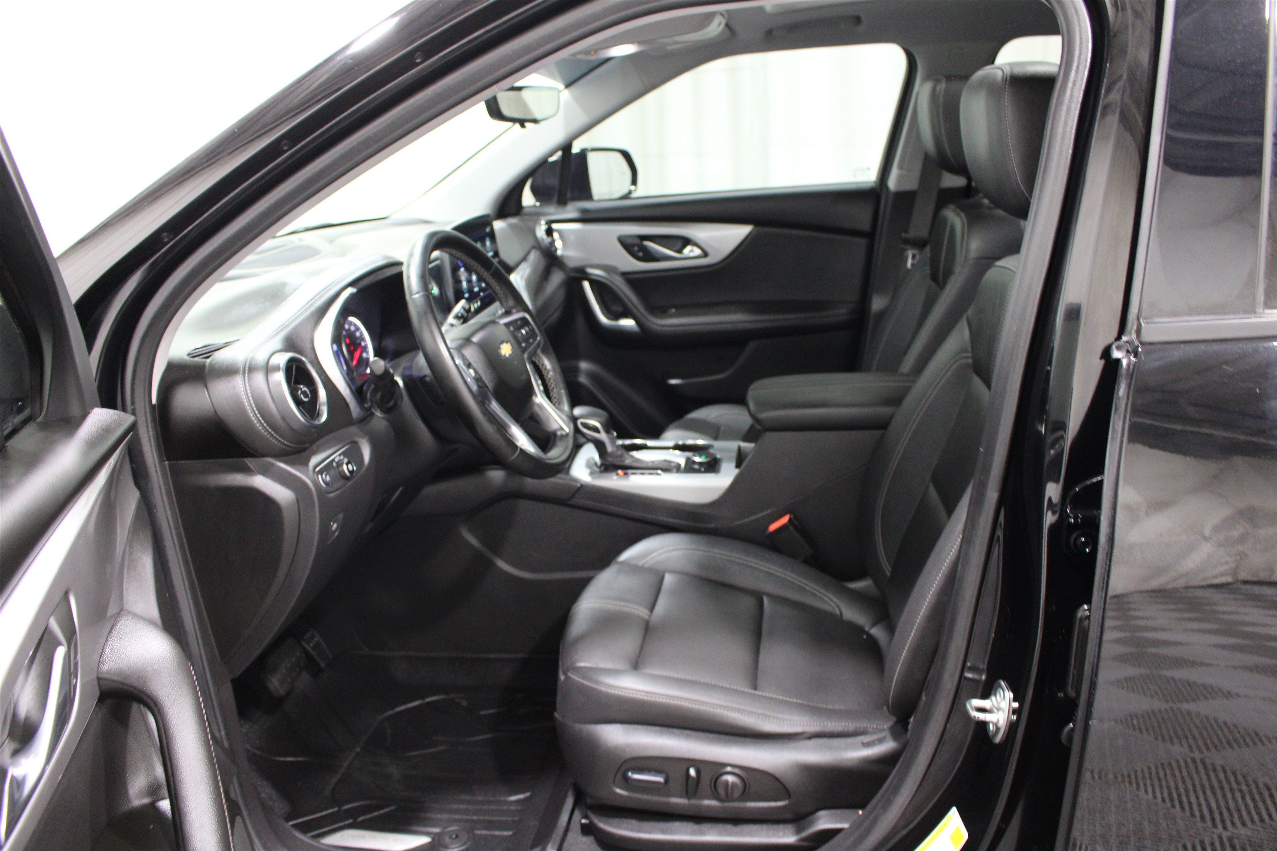 Used 2023 Chevrolet Blazer LT w/ Sound & Technology Package FWD image 3