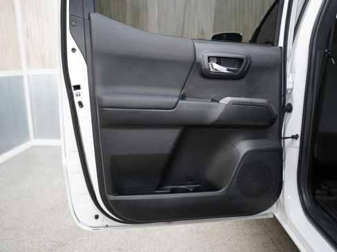 Used 2018 Toyota Tacoma TRD Sport image 34