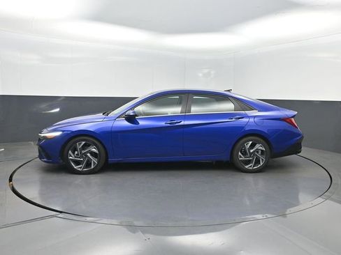 Used 2024 Hyundai Elantra SEL w/ Convenience Package FWD image 2