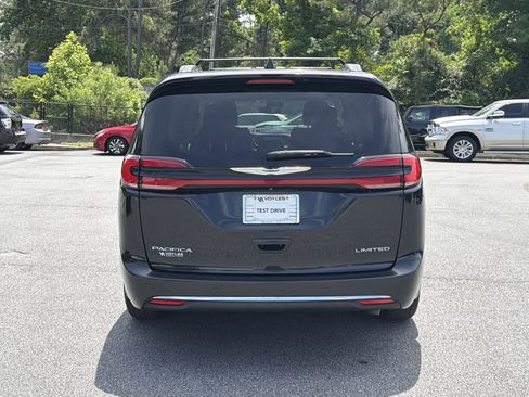 Used 2022 Chrysler Pacifica Limited FWD image 13