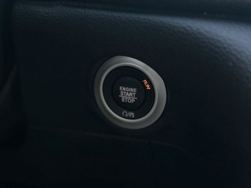 Used 2023 Chrysler Pacifica Touring image 18