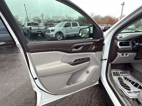 Used 2019 GMC Acadia SLT w/ LPO, Floor Liner Package image 9