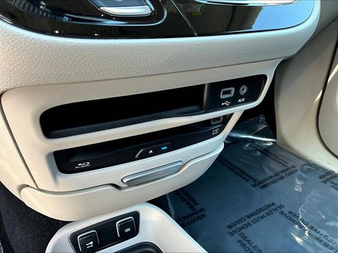 Used 2017 Chrysler Pacifica Touring-L Plus w/ Advanced Safetytec Group FWD image 16