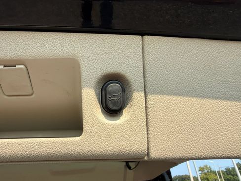 Used 2016 Cadillac Escalade Luxury AWD/4WD image 40