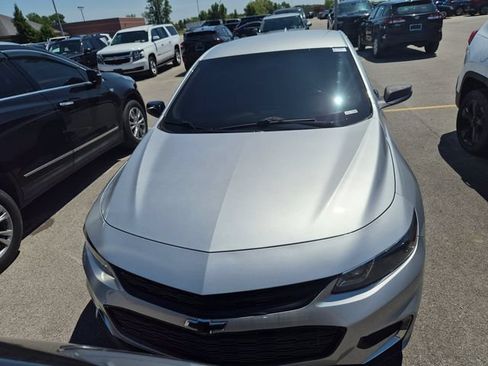 Used 2018 Chevrolet Malibu LT FWD image 2