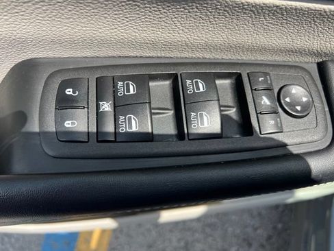 Used 2023 Chrysler Pacifica Limited FWD image 11