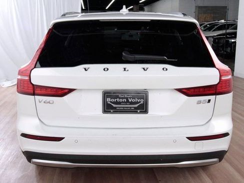 Certified 2025 Volvo V60 B5 Cross Country Plus image 4