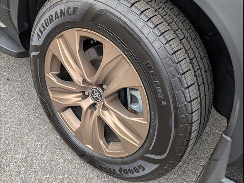 Used 2023 Toyota Highlander Bronze Edition image 21