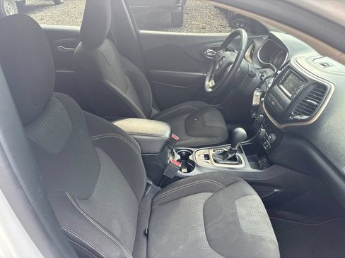 Used 2016 Jeep Cherokee Latitude FWD image 12