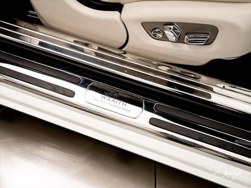 Used 2016 Rolls-Royce Wraith RWD image 24