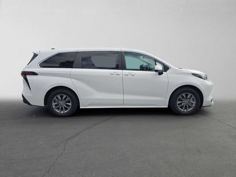 Used 2023 Toyota Sienna LE FWD image 2