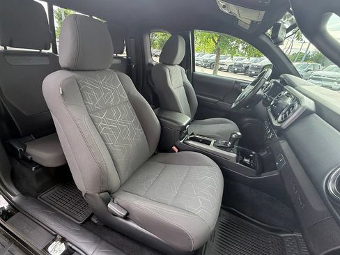 Used 2017 Toyota Tacoma TRD Sport w/ Tow Package (A/T) AWD/4WD image 21