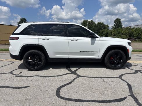 Used 2024 Jeep Grand Cherokee Limited w/ Black Appearance Package AWD/4WD image 4
