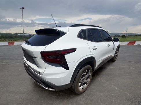 Used 2024 Chevrolet Trax LT w/ Driver Confidence Package FWD image 2