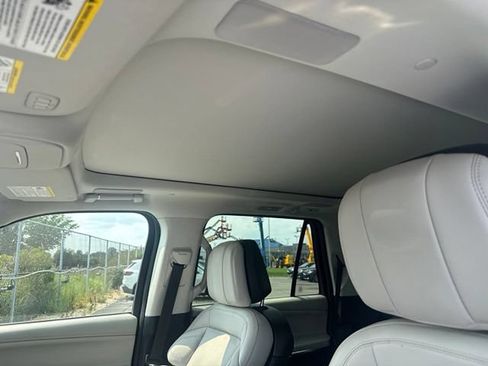 Used 2025 Lincoln Navigator Reserve AWD/4WD image 18