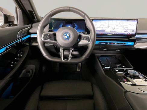 Certified 2025 BMW 550e xDrive w/ Premium Package image 10