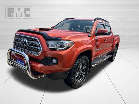 Used 2017 Toyota Tacoma TRD Sport w/ Tow Package (A/T) AWD/4WD image 1
