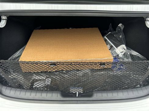 New 2025 Hyundai Elantra Limited image 17