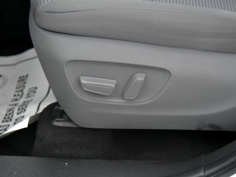 Used 2022 Toyota Highlander LE AWD/4WD image 17