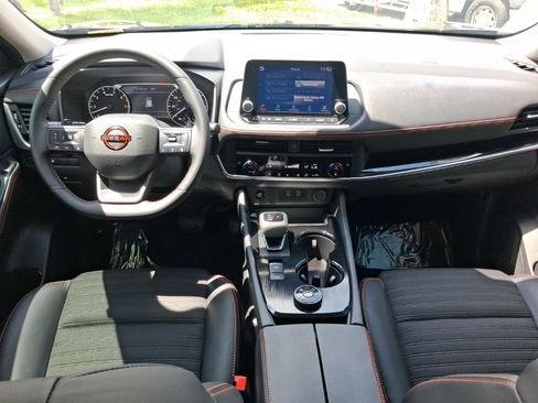 Used 2025 Nissan Rogue SV AWD/4WD image 8