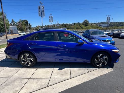 Certified 2025 Hyundai Elantra SEL FWD image 8