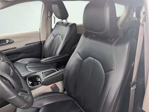 Used 2023 Chrysler Pacifica Touring-L FWD image 16