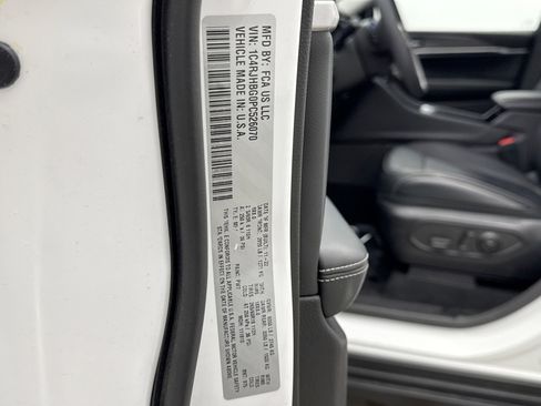 Used 2023 Jeep Grand Cherokee Limited image 25